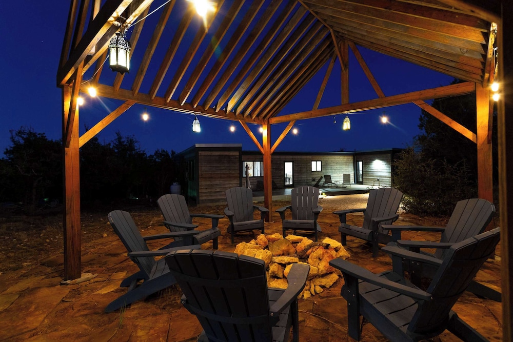Creator Cabin Contemporary Getaway With Sauna — 4-Star Luxury Hotel in Johnson, United States