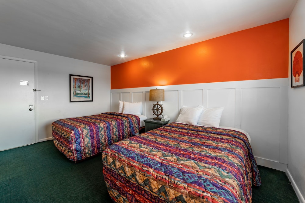 Captain's Table Hotel - photo 98