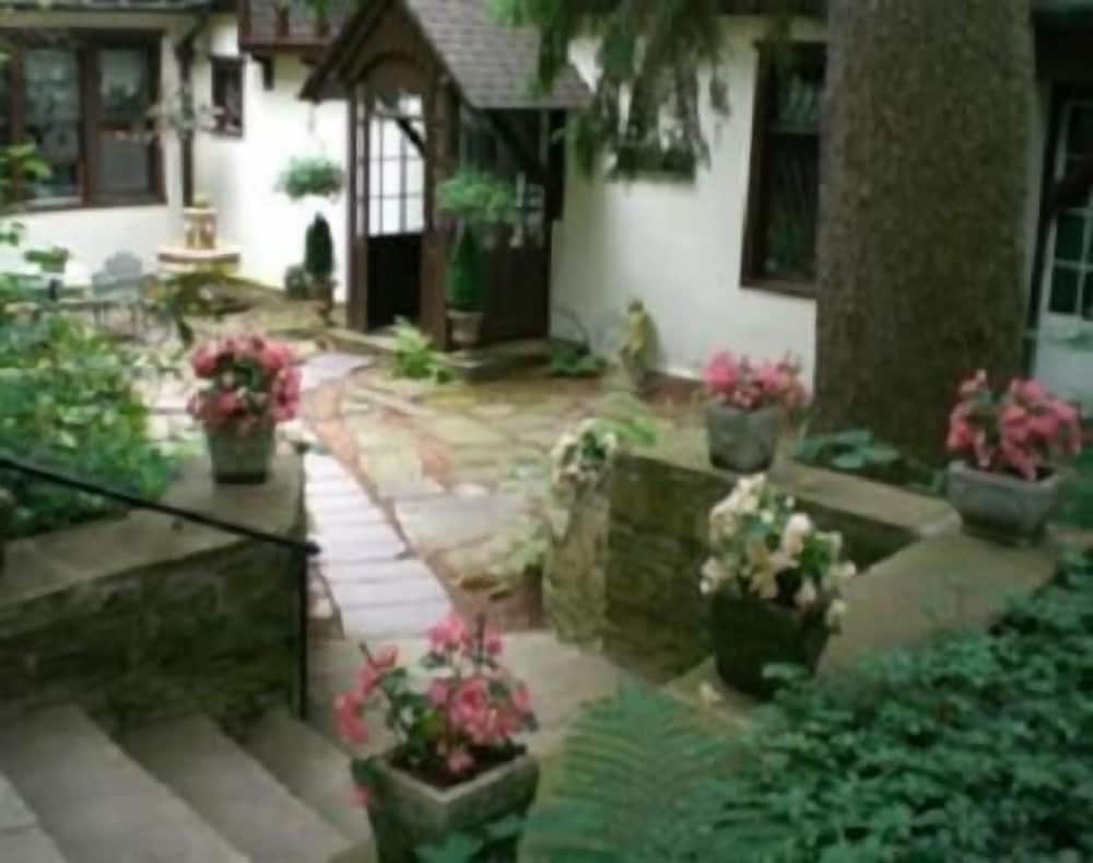 Whistler's Inn Bed & Breakfast - photo 45