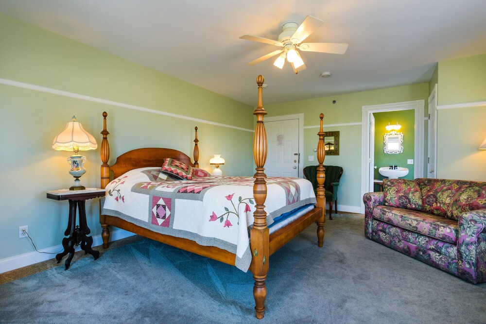 Payne's Harbor View Inn - photo 17