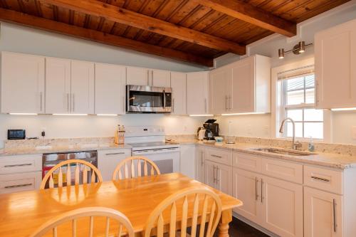 Chill'ax Inn by Oak Island Accommodations - photo 35
