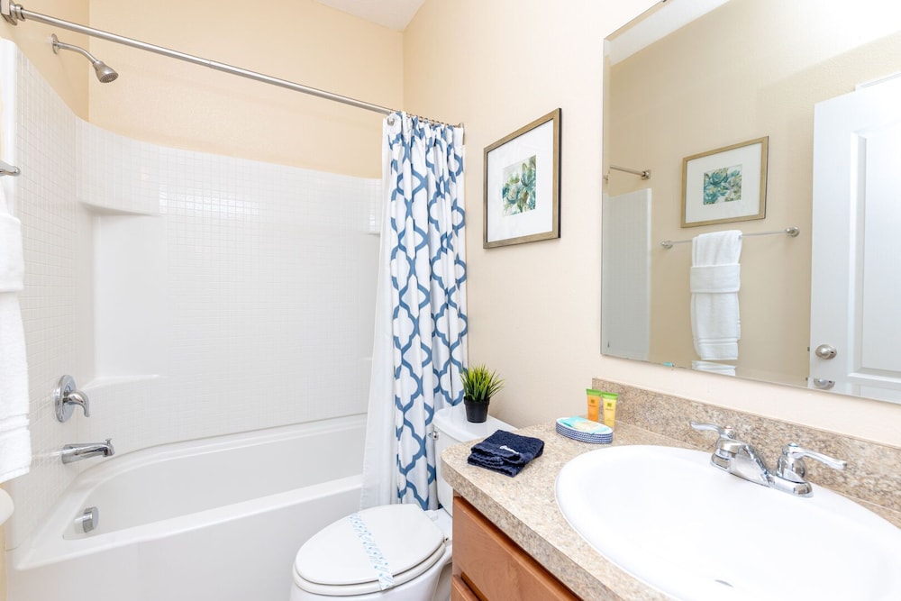 Newly Remodeled 1 story 5 Bed 5 Bath with Pvt Pool Spa And Game Room - photo 17