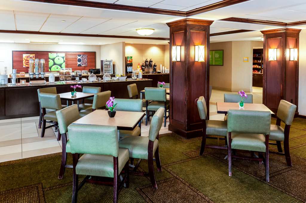 La Quinta Inn & Suites by Wyndham Milwaukee Bayshore Area - photo 28