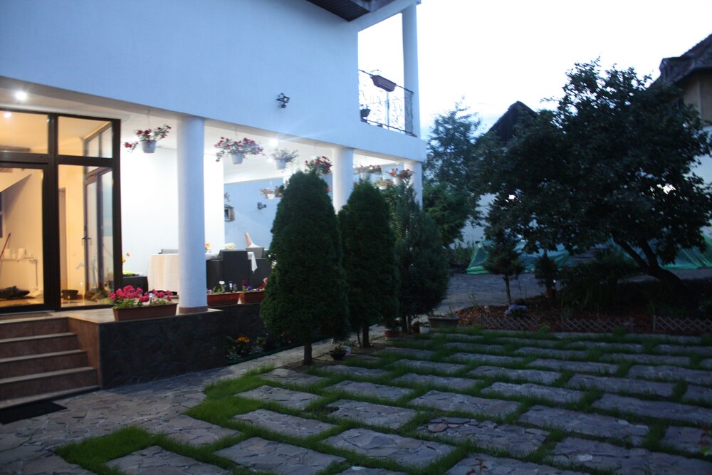 Villa Cristiani — 4-Star Luxury Hotel in Cristian, Romania
