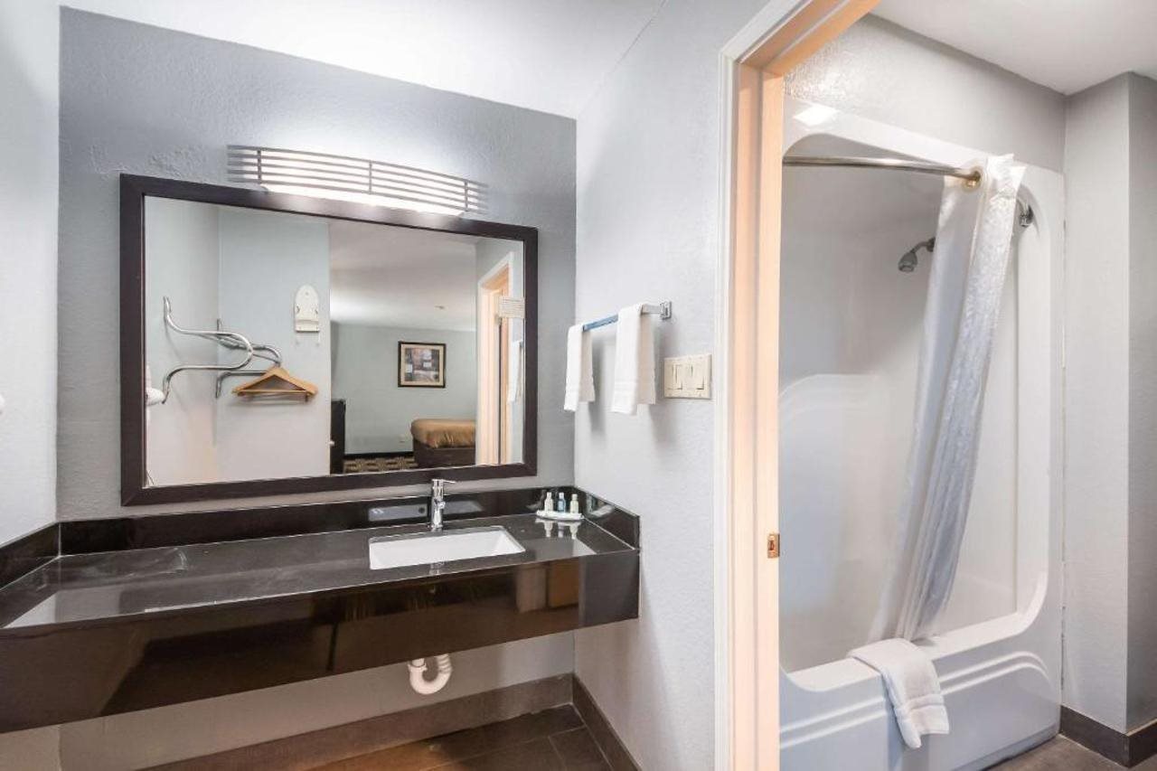 Quality Inn Near Medical Center - photo 29