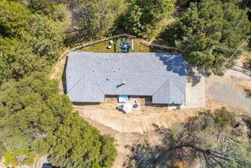 Manic Mountain Forest Cabin 3 miles from Bass Lake — 4-Star Luxury Hotel in Oakhurst, United States