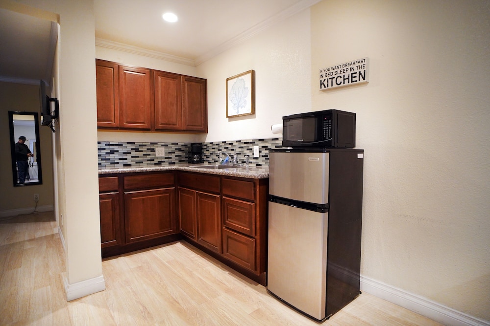 Anaheim Executive Inn & Suites - photo 52