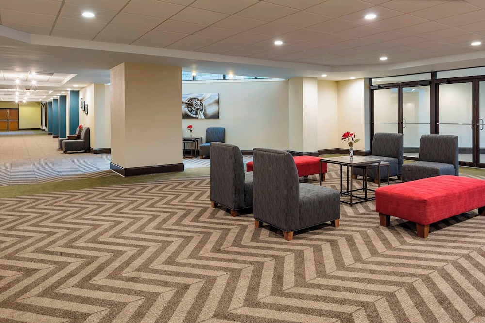Royle Hotel Milwaukee Airport - photo 15