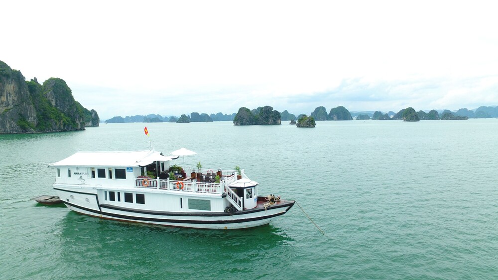 Amira Cruise — 4-Star Luxury Hotel in Ha Long, Vietnam