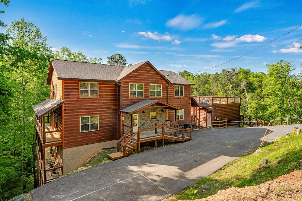 Elegant Elite Estate By Ghosal Luxury Lodging — 4-Star Luxury Hotel in Pigeon Forge, United States