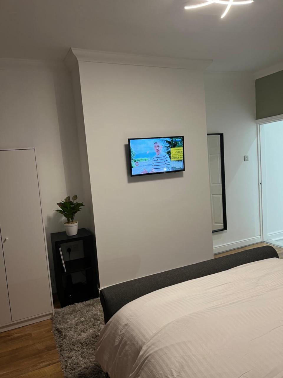 Comfortably Furnished 2 Bedroom Home in Bolton — 4-Star Luxury Hotel in Bolton, United Kingdom