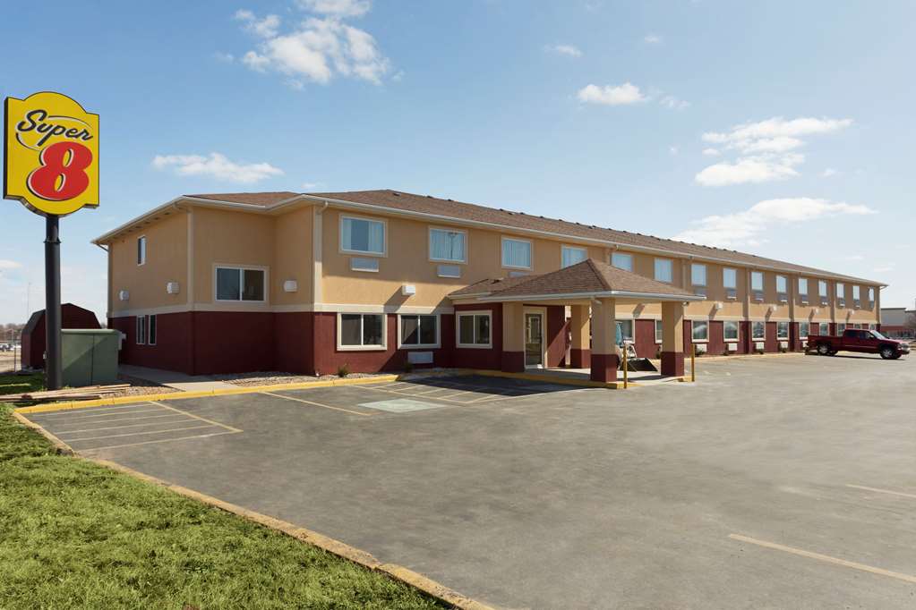 Super 8 by Wyndham Lees Summit — hotel in Lee's Summit