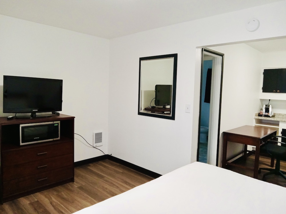 Blue Coast Inn and Suites - photo 20