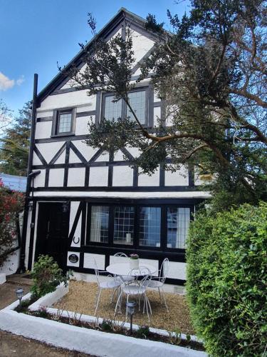 Bournemouth Secluded Cottage 10mins Walk To Beach — 4-Star Luxury Hotel in Bournemouth, United Kingdom