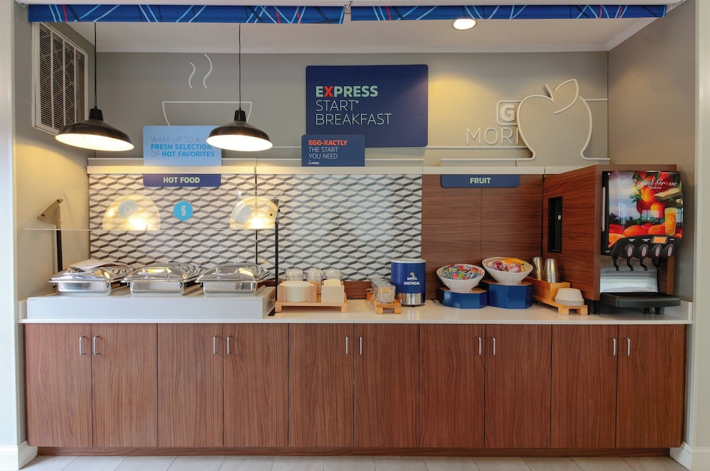 Holiday Inn Express Leland Wilmington Area by IHG - photo 41