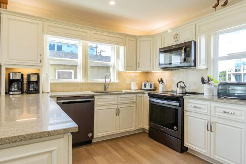 Yorkshire by Oak Island Accommodations - photo 44