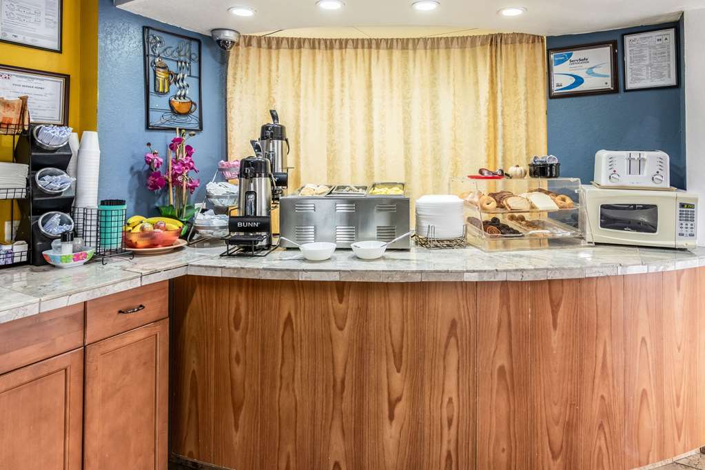 Econo Lodge Inn & Suites Macon North - photo 14