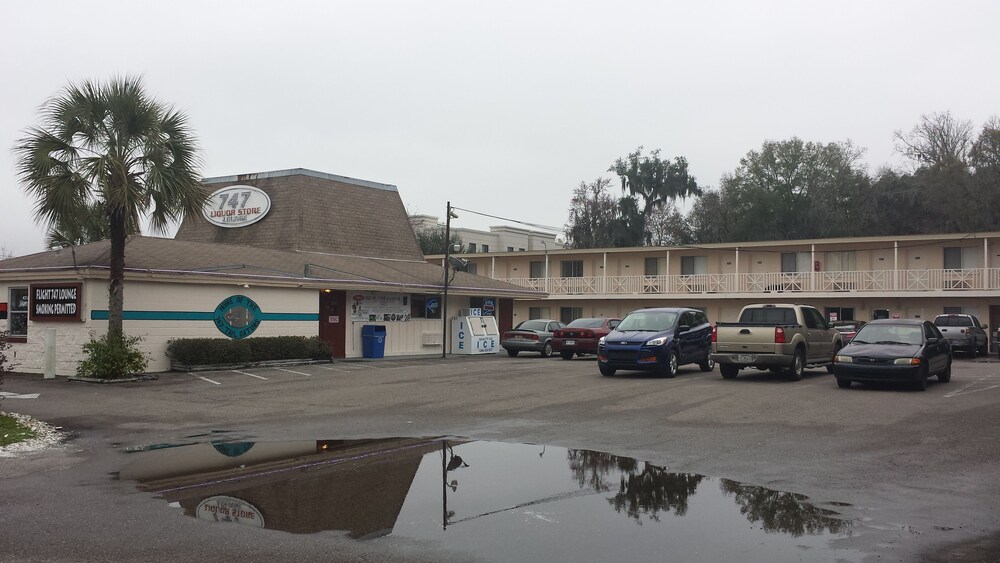 Airport Motor Inn Lounge Package Store - photo 17