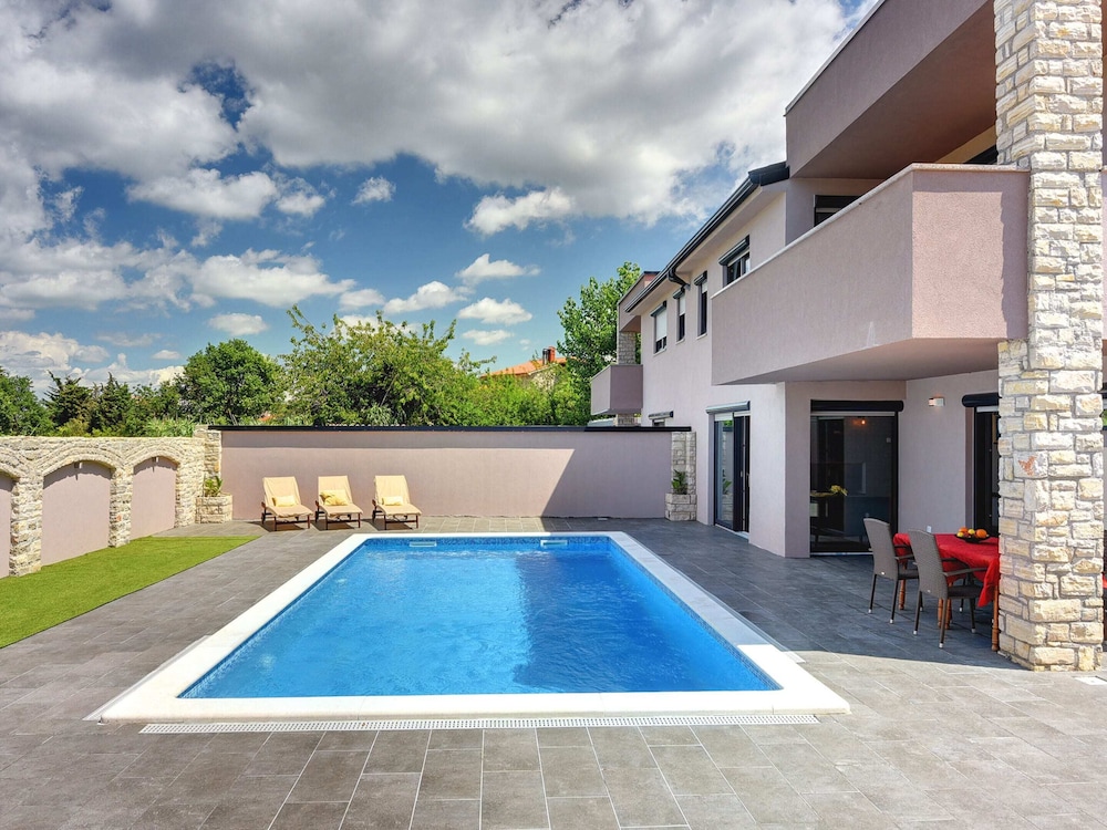 Villa in Valbandon near Fa ana Beaches — 4-Star Luxury Hotel in Valbandon, Croatia