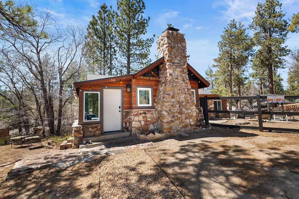 StoneHauz Cabin built in 1926 — 4-Star Luxury Hotel in Big Bear Lake, United States