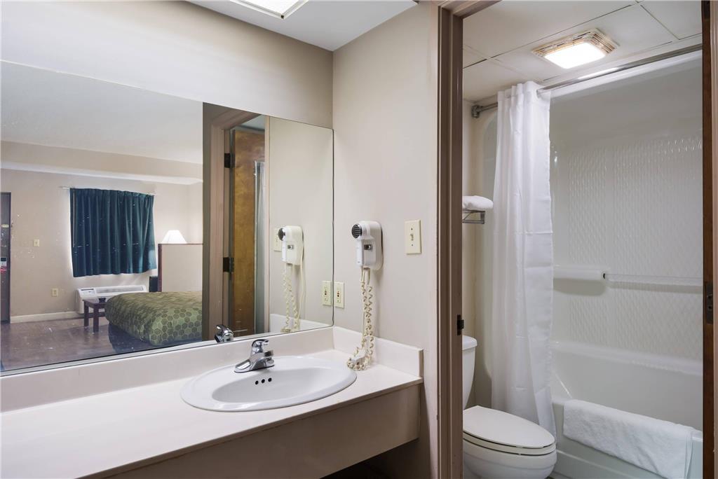Econo Lodge Inn & Suites Knoxville East - photo 8