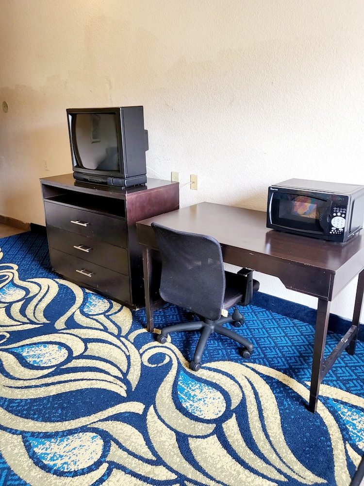 Metro Inn & Suites - photo 5