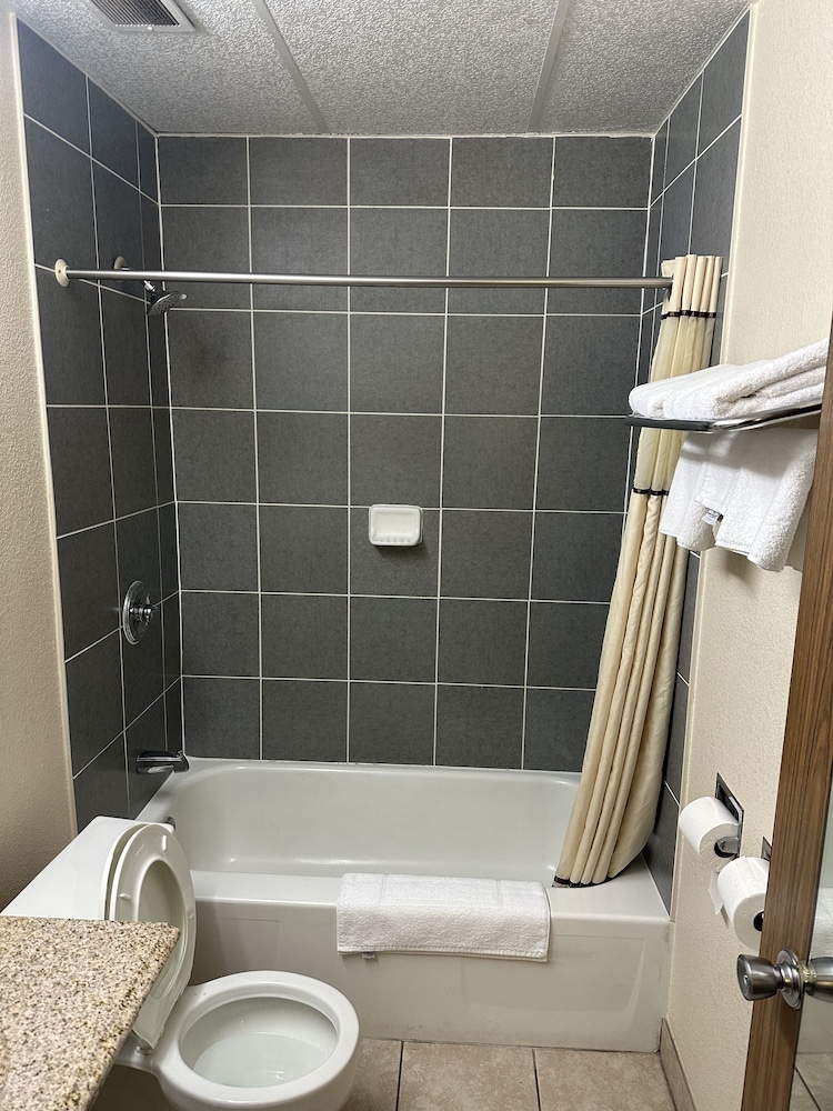 Rodeway Inn Zanesville OH - photo 12