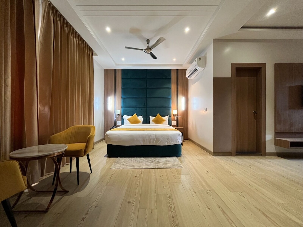 Hotel Three Seasons in Vrindavan, India