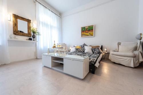 Vintage Elegance MostCentralApt Váci street — 4-Star Luxury Hotel in Budapest, Hungary