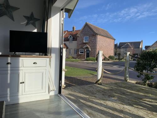 Sophies The Bay 2 bedrooms with ensuites parking with EV point 2 dogs welcome