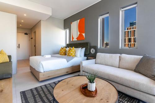 The Rose 307: Modern City Apartment with Pool
