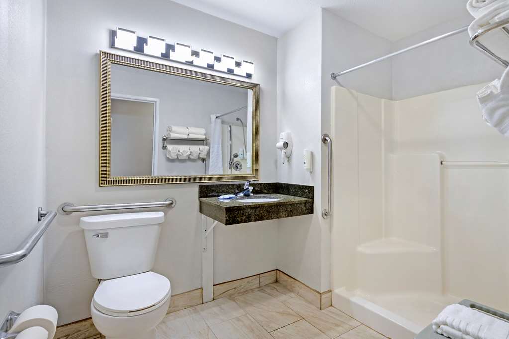 Quality Inn & Suites Fort Madison near Hwy 61 - photo 25