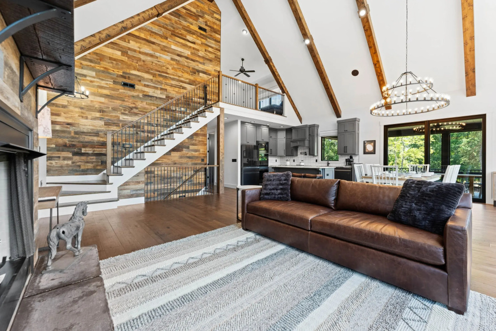 Gray Fox Lodge by AvantStay WATERSLIDE Pool Theater Sleeps 21 — 4-Star Luxury Hotel in Lake Norman Of Catawba, United States
