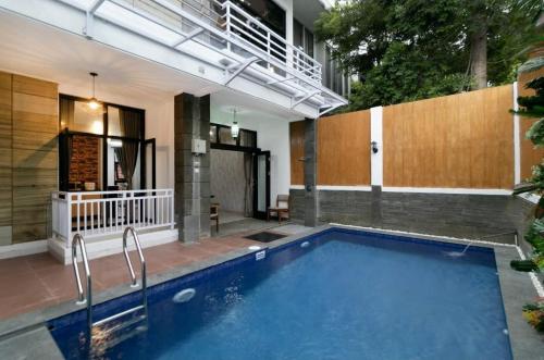 Vila Keluarga Syariah Mawar 82 Dago Resort 4BR dengan Privat Pool BBQ dan Rooftop in Bandung, Indonesia