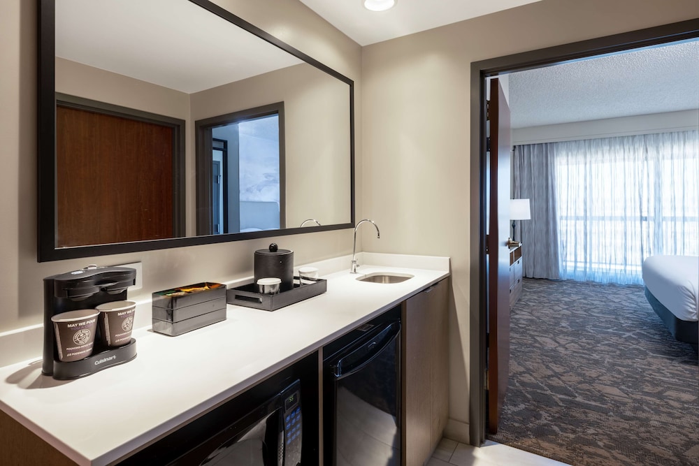 Embassy Suites by Hilton Albuquerque - photo 6
