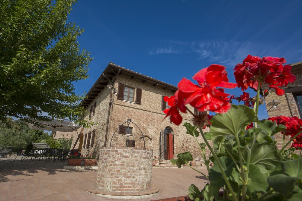 Aia Mattonata Relais — Siena