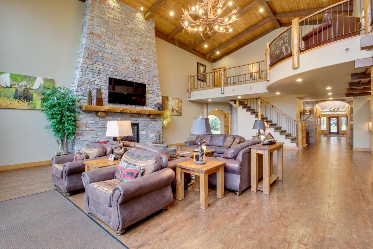 Whispering Pines Lodge: 11 Bedroom — 4-Star Luxury Hotel in Eagle River, United States