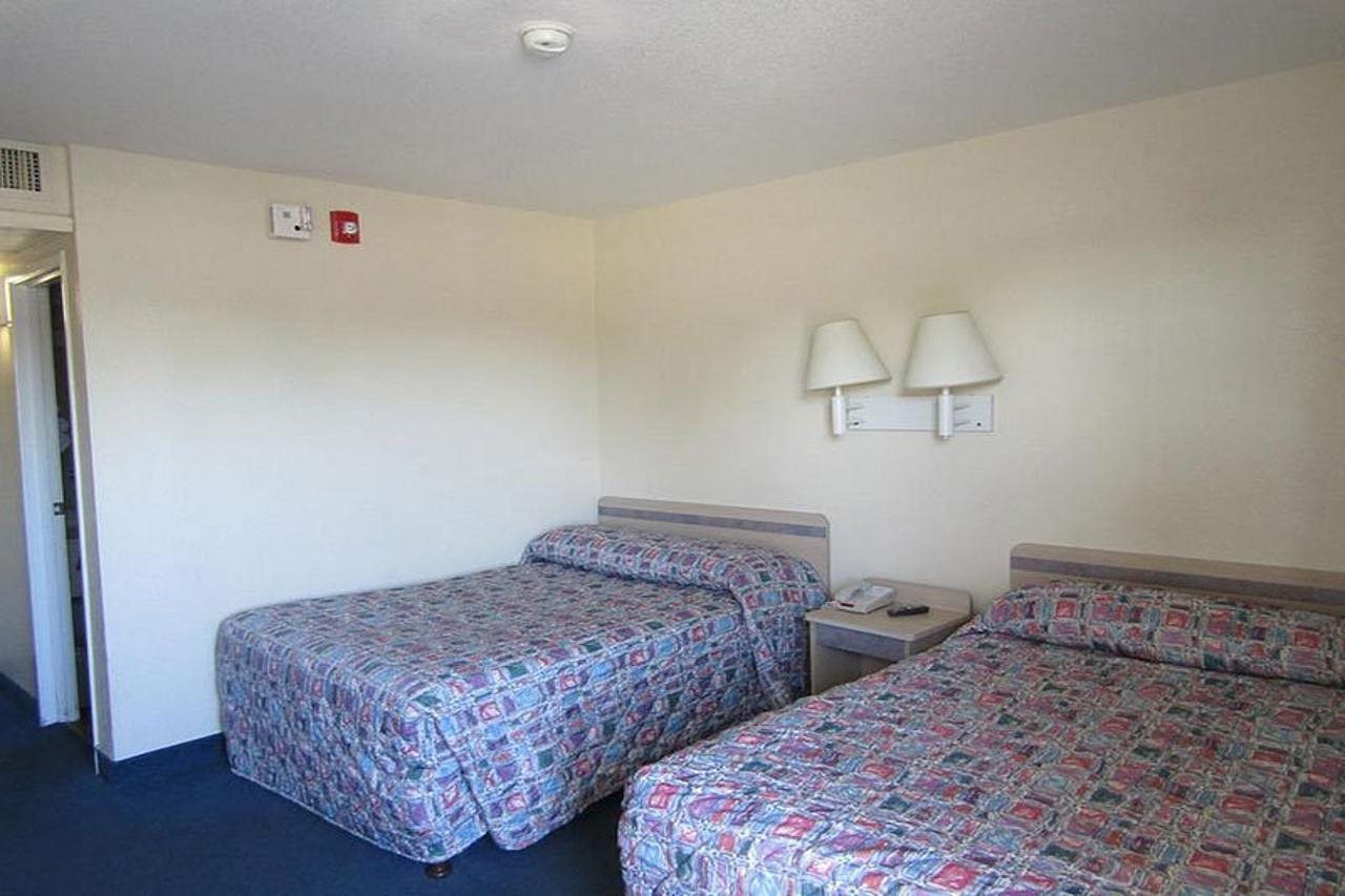 Econo Lodge Inn & Suites Yuma - photo 11