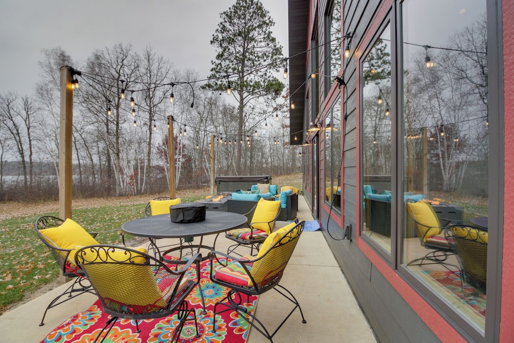 Modern Lakeside Chalet on Crow Wing Chain with Dock — 4-Star Luxury Hotel in Park Rapids, United States