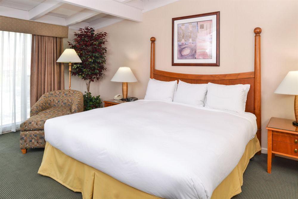 Red Lion Woodlake & Conference Center - photo 12