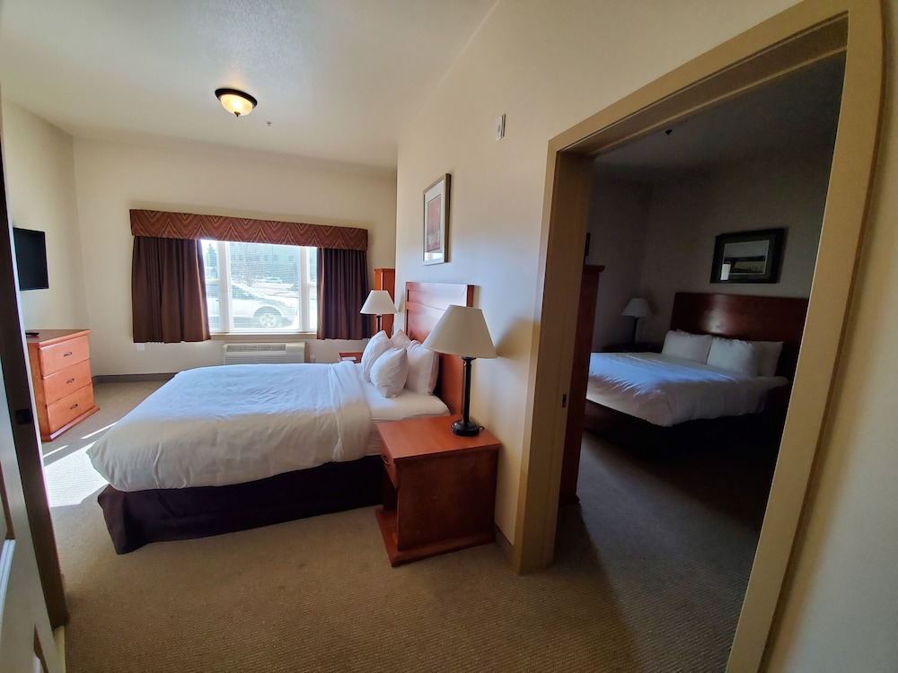 Clarion Hotel & Suites Williston - photo 11