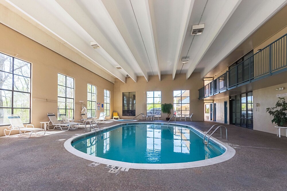 Econo Lodge Inn & Suites Bentonville Rodgers - photo 26