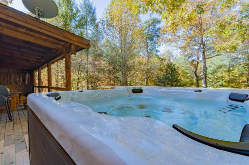 Buck Board Lodge w Hot Tub Fire Pit & Game Room — 4-Star Luxury Hotel in Sevierville, United States