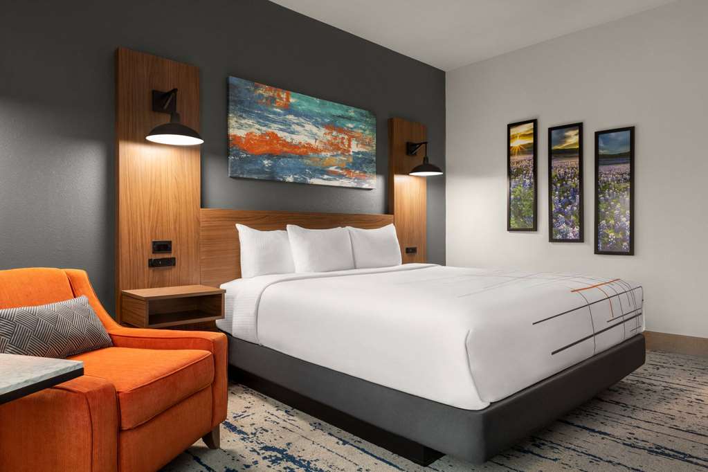 La Quinta Inn & Suites by Wyndham Austin South - photo 21