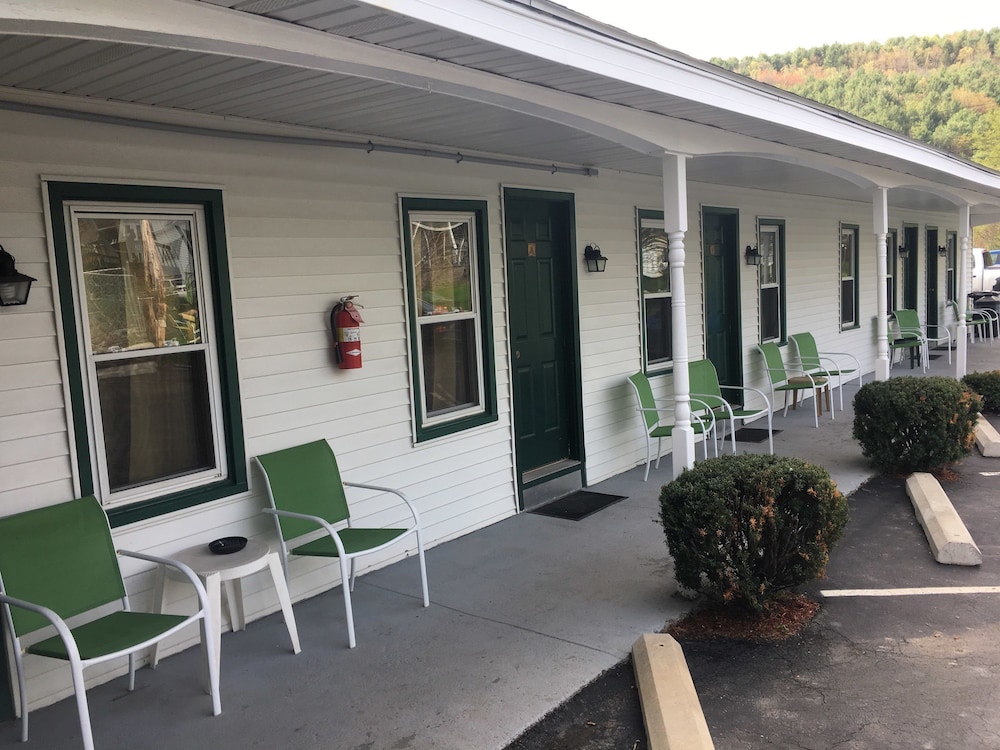 The Colonial Motel - photo 33