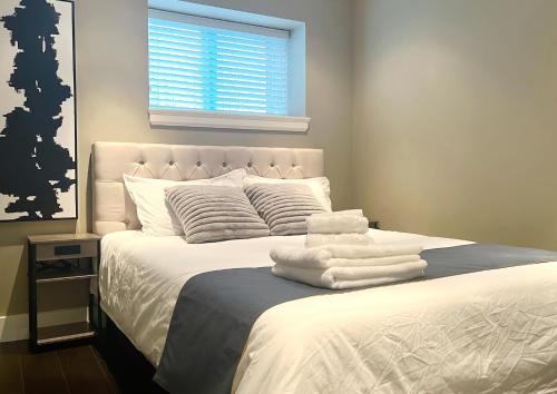 Near Skytrain Metrotown Private Entry 3min walk to grocery food in Burnaby, Canada