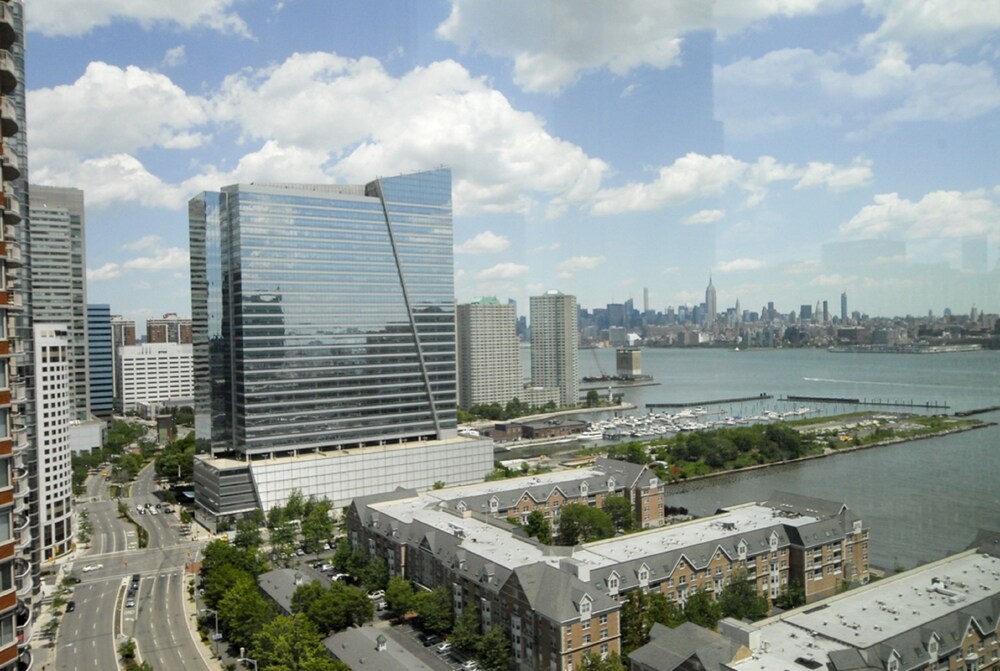 Global Luxury Suites at Newport - photo 72