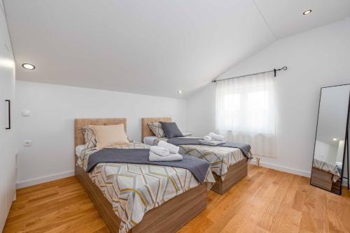 MY DALMATIA Villa Pezer with heated swimming pool sauna and Jacuzzi — 4-Star Luxury Hotel in Benkovac, Croatia