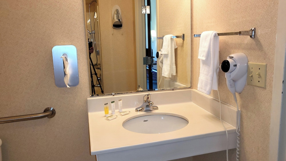 Magnuson Hotel West Liberty - photo 20