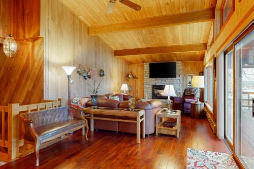Lakefront Haven - carbon neutral hotel in Unknown City